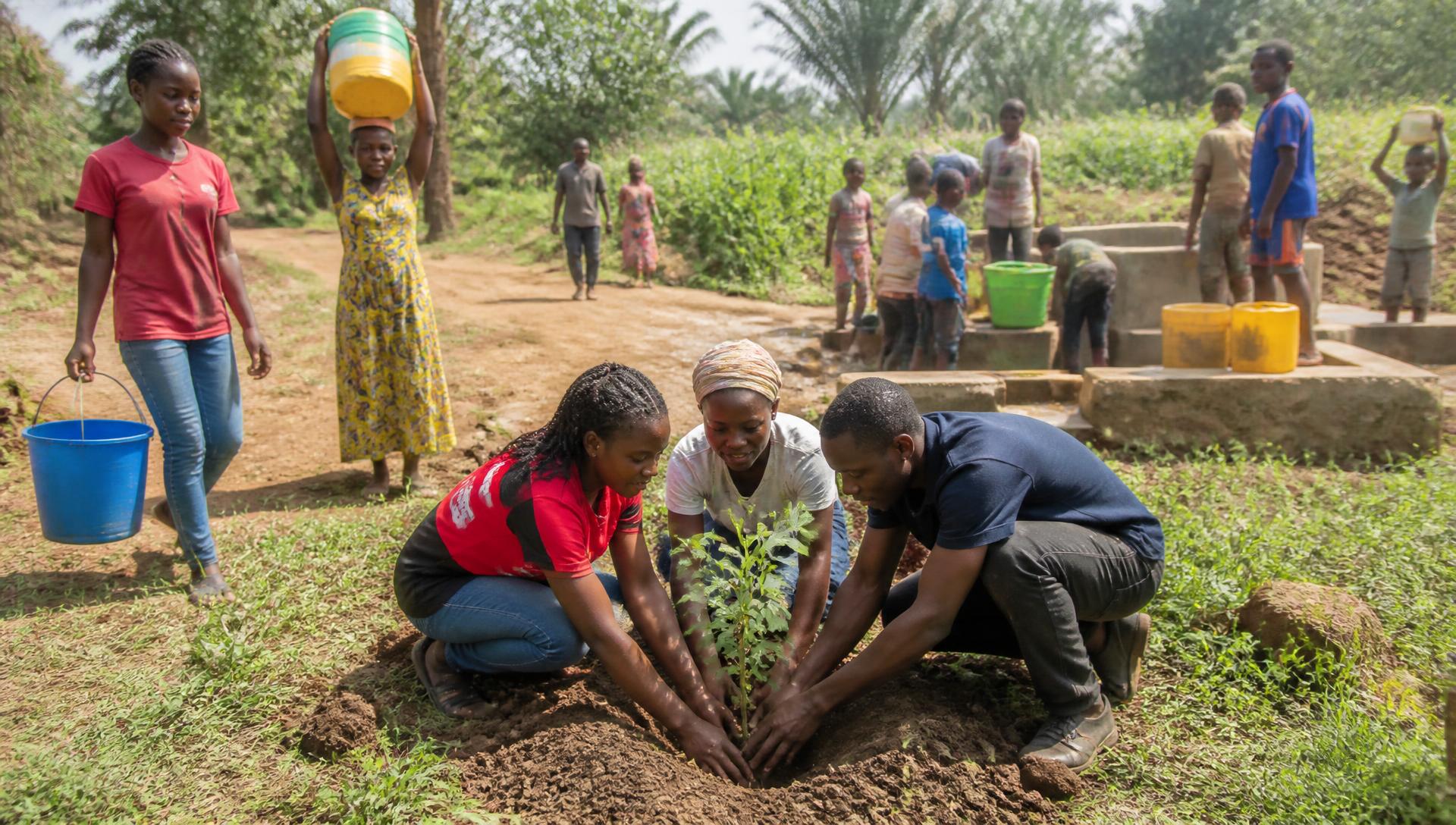 Habitants et membres de l'association réunis autour d'une action de développement communautaire au Cameroun